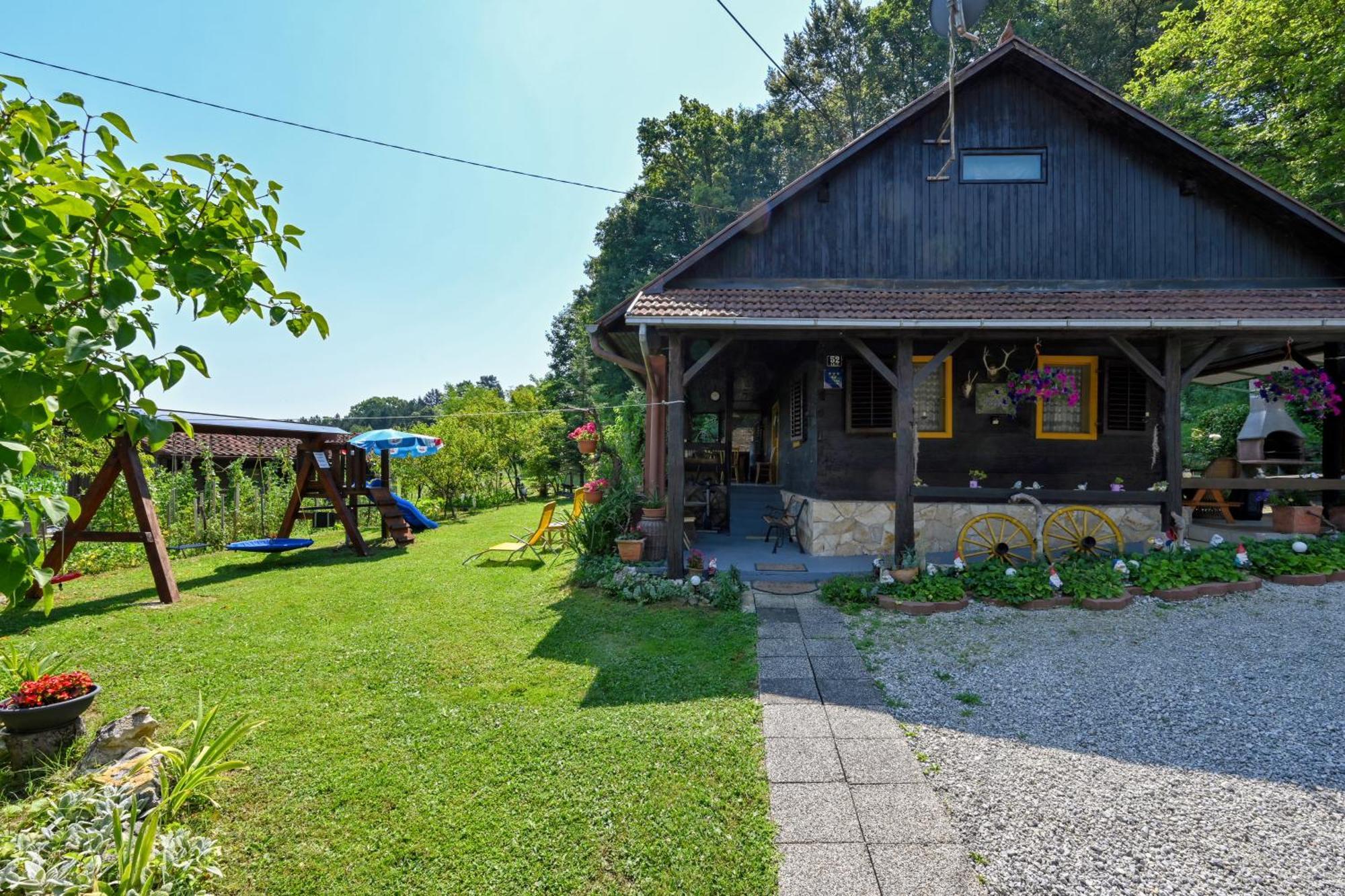 Kuca Viola, Traditional Wooden House In Holiday home *