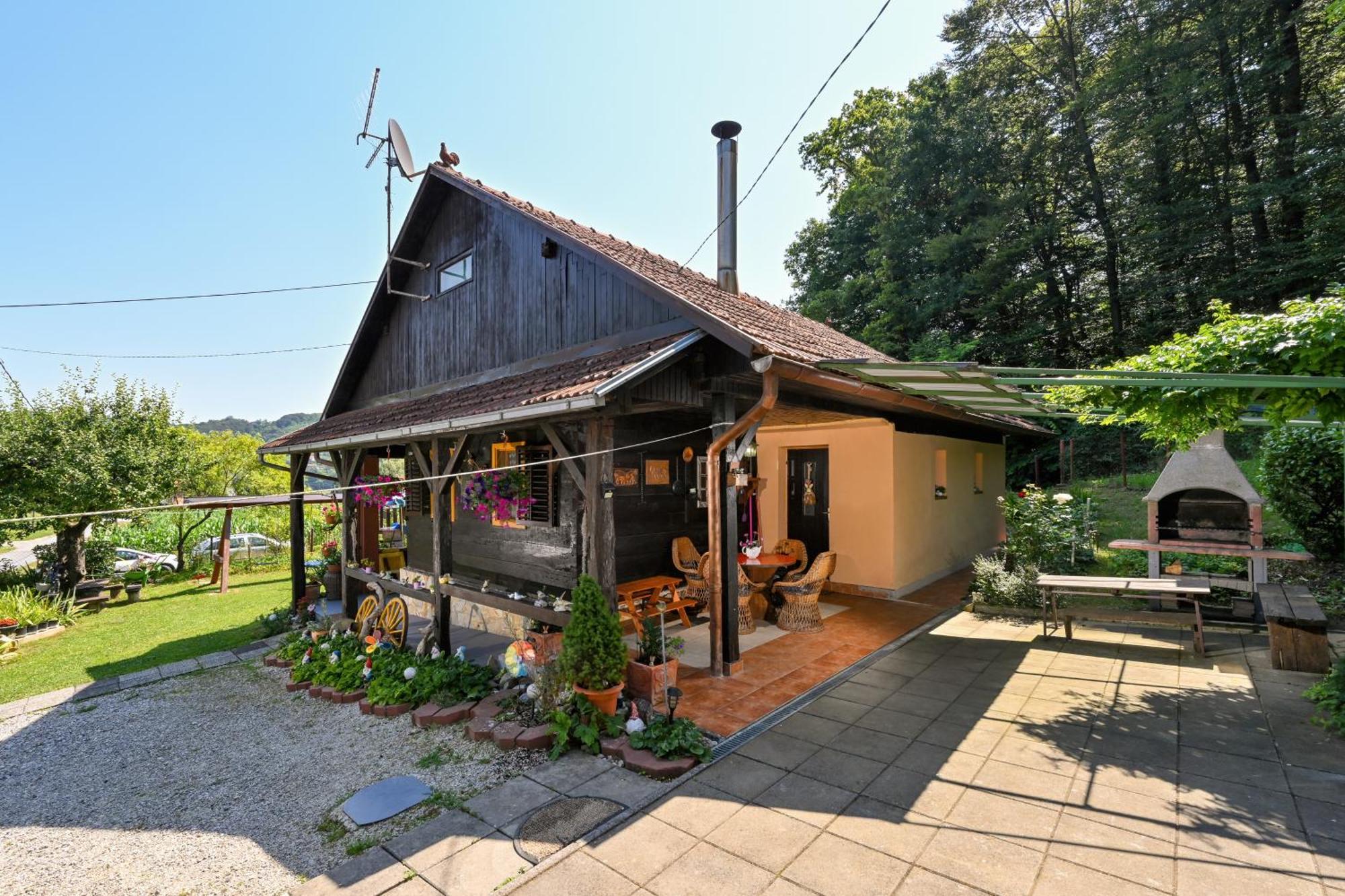 Kuca Viola, Traditional Wooden House In