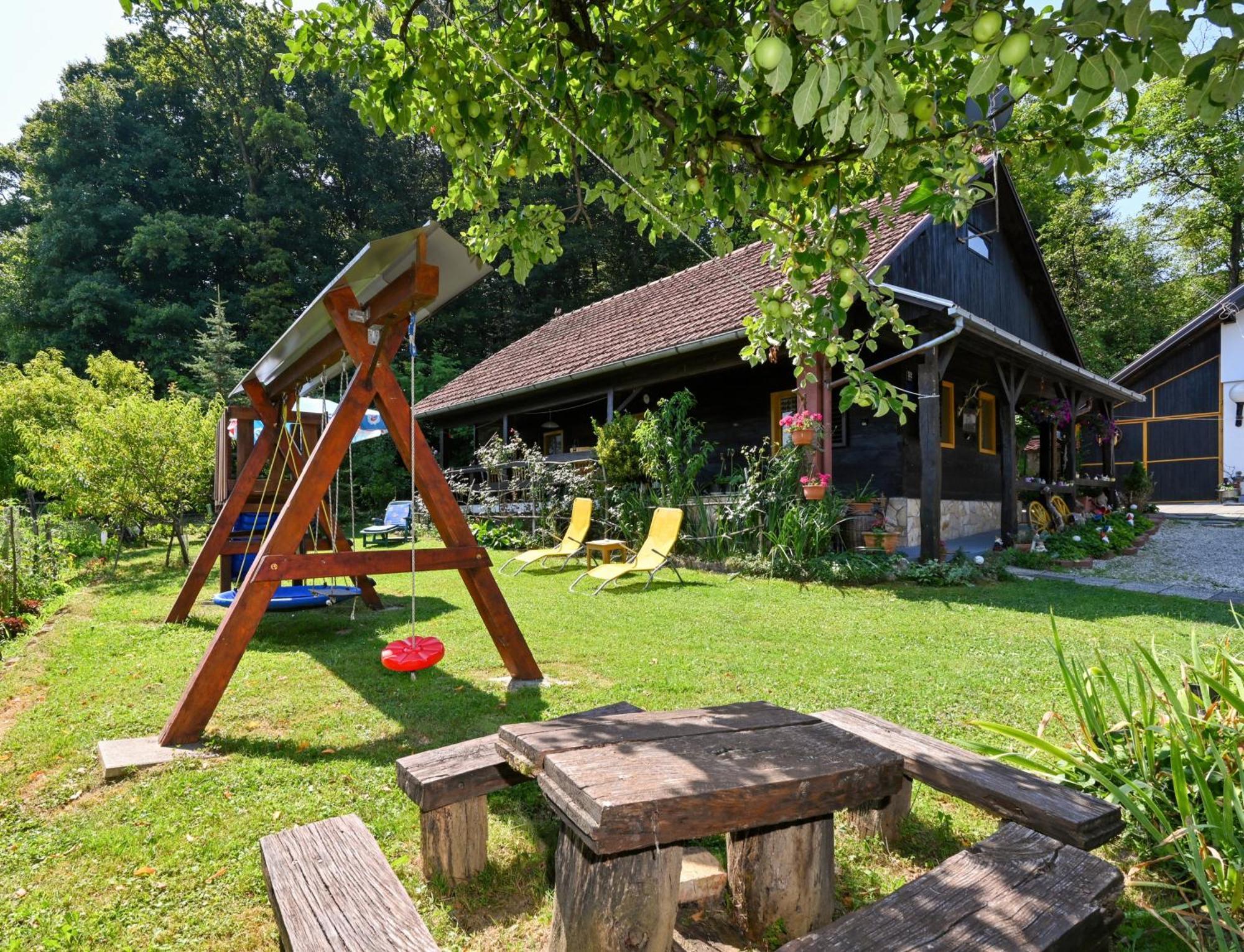 Kuca Viola, Traditional Wooden House In Holiday home
